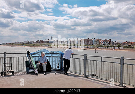 Suffolk Southwold UK Juin 2017 - Pêche sur Southwold Pier Banque D'Images