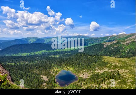 Belle Vue de dessus sur le lac et la taïga sibérienne. Ergaki Park. Région de Krasnoïarsk. La Russie Banque D'Images