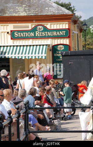 Les gens s'assoient à l'extérieur du restaurant 'Station' à Dartmouth, au Royaume-Uni. Banque D'Images