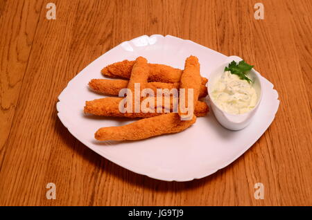 Des Bâtonnets de mozzarella frits avec sauce Marinara Banque D'Images