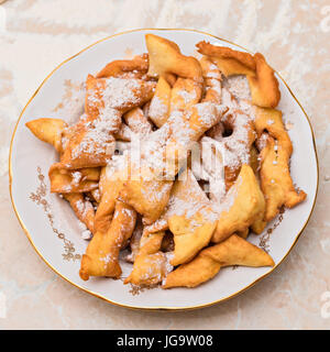 Une cuisine traditionnelle biélorusse : Sweet cookies croustillants frits broussailles garnies de sucre en poudre Banque D'Images