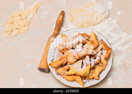 Une cuisine traditionnelle biélorusse : Sweet cookies croustillants frits broussailles garnies de sucre en poudre Banque D'Images