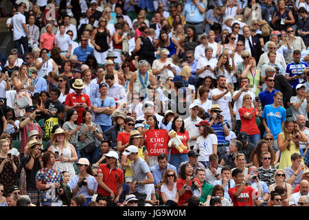Les spectateurs du court central sur la deuxième journée de la Wimbledon à l'All England Lawn Tennis et croquet Club, Wimbledon. Banque D'Images