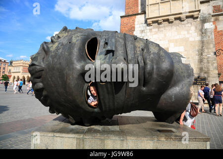 Rynek, Skulptur EROS BENDATO par Igor Mitoraj, Cracovie, Pologne, Europe Banque D'Images