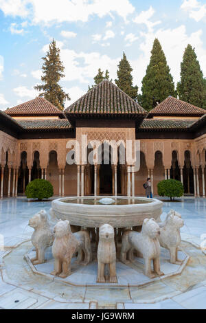 Patio de los Leones (Cour des Lions), Palacios Nazaríes, La Alhambra, Granada, Andalousie, Espagne : la fontaine du même nom dans l'avant-plan Banque D'Images