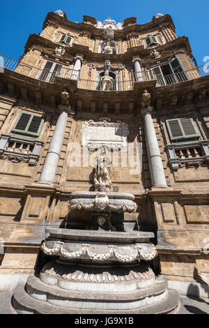 17e cen. Façade baroque de la Quattro Cante croisée sur le Corso Vittorio Emanuele et Via Maqueda, le centre de Palerme, Sicile, Italie. Banque D'Images