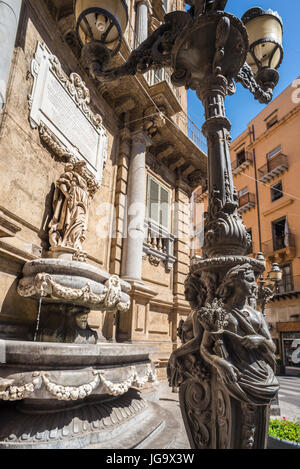 Sur l'élégance baroque Quattro Cante croisée sur le Corso Vittorio Emanuele et Via Maqueda, le centre de Palerme, Sicile, Italie. Banque D'Images