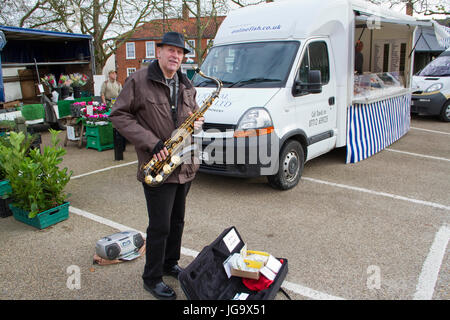 Busker d'âge moyen jouant sur un sax ténor Suffolk Street Market Banque D'Images