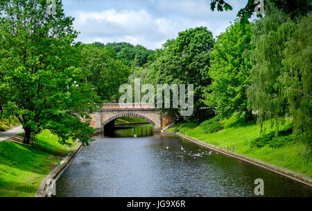 RIGA, Lettonie - CIRCA Juin 2014 : Vue de la ville canal dans le Bastion Hill Park à Riga Banque D'Images