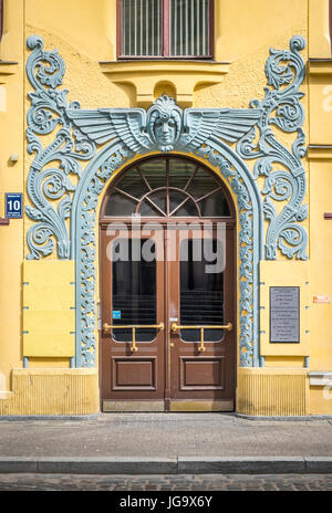 RIGA, Lettonie - CIRCA Juin 2014 : Détail de la décoration d'entrée lors de la Cat House Building, un monument à Riga Banque D'Images