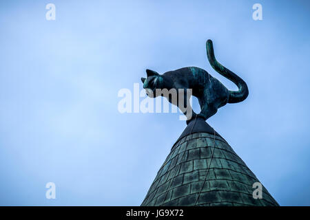 RIGA, Lettonie - CIRCA Juin 2014 : Détail de la décoration sur le toit lors de la Cat House Building, un monument à Riga Banque D'Images