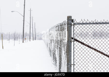Chaîne lien grillage recouvert de neige, Thunder Bay, Ontario, Canada. Banque D'Images