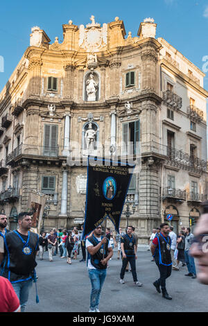 Festa de corpus dominus, le vairious confréries catholiques à travers le processus de Palerme Quattro Cante croisée sur le Corso Vittorio Emanuele ce Banque D'Images