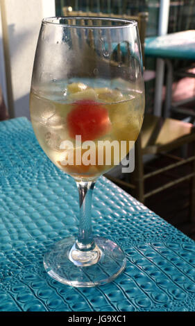 Peach sangria sur table bleu turquoise Banque D'Images