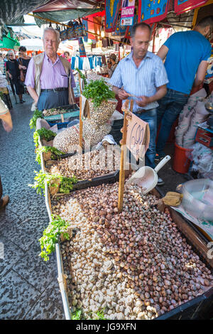 Vivre les escargots à la vente sur le marché Ballaro dans l'Albergheria, dans le centre de Palerme, Sicile, Italie. Banque D'Images