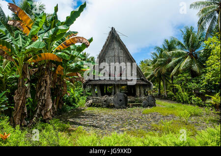 Maison traditionnelle en pierre avec de l'argent à l'avant, l'île de Yap, Micronésie Banque D'Images