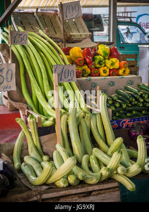 Variétés de courgettes sur la vente dans le marché Ballaro dans l'Albergheria, dans le centre de Palerme, Sicile, Italie. Banque D'Images