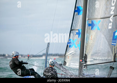 Armel Le Cléac'h et Kevin Escoffier de la Banque populaire équipe de voile et le Flying Phantom. Le Fantôme de vol est une nouvelle génération de foiling Banque D'Images