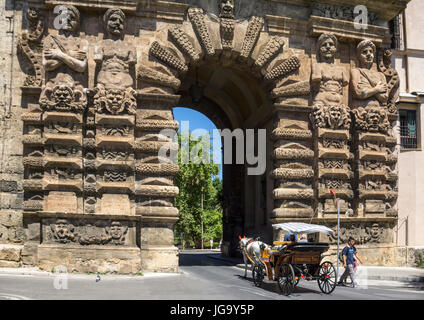 Cheval et sa voiture en passant par la 16e cen. Sur le Corso Porta Nuova Calatafimi. Palerme, Sicile, Italie. Banque D'Images