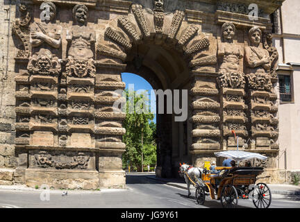 Cheval et sa voiture en passant par la 16e cen. Sur le Corso Porta Nuova Calatafimi. Palerme, Sicile, Italie. Banque D'Images