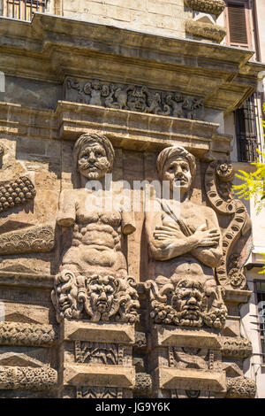 Sculptures, telamones, des prisonniers maures, défait par Charles V, représenté sur la 16e cen. Sur le Corso Porta Nuova Calatafimi. Palerme, Sicile, Ital Banque D'Images