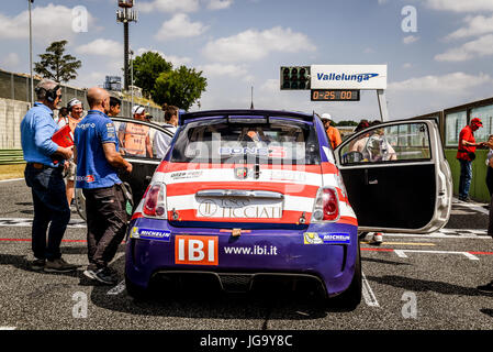 Abarth Trofeo Selenia, Fiat 500 voitures sur la grille de départ avec des gens autour en pôle position, ligne de vue behin Banque D'Images