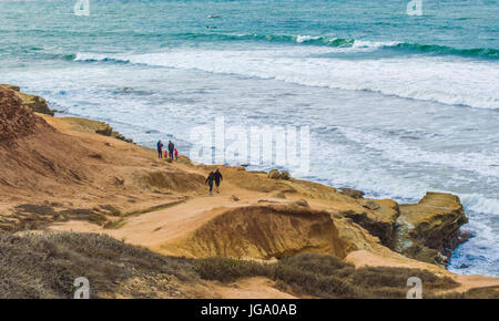 Les randonneurs sur des falaises de schiste à l'océan Pacifique à San Diego, Californie Banque D'Images