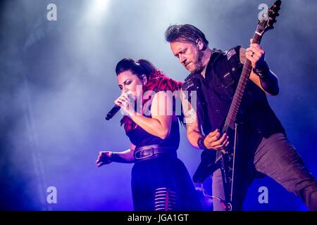 Milano, Italie. Le 04 juillet, 2017. Troy McLawhorn (R) et Amy Lee (L) au cours de la performance. Rock Band Evanescence effectue live au Ippodromo di San Siro à Milan, Italie. Credit : Mairo Cinquetti/Pacific Press/Alamy Live News Banque D'Images