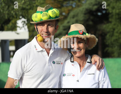 Judy Murray et Anton du Beke sur cour 20 HSBC dans la file d'attente au cours de la troisième journée de Wimbledon du Wimbledon à l'All England Lawn Tennis et croquet Club, Wimbledon. Banque D'Images