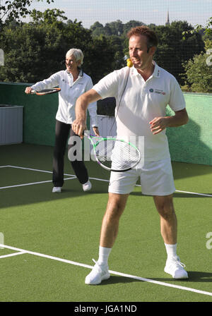 Judy Murray et Anton du Beke jouer en compétition contre Tim Henman et Goran Ivanisevic sur cour 20 HSBC dans la file d'attente au cours de la troisième journée de Wimbledon du Wimbledon à l'All England Lawn Tennis et croquet Club, Wimbledon. Banque D'Images