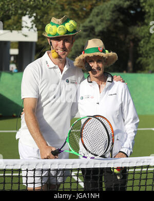 Judy Murray et Anton du Beke sur cour 20 HSBC dans la file d'attente au cours de la troisième journée de Wimbledon du Wimbledon à l'All England Lawn Tennis et croquet Club, Wimbledon. Banque D'Images