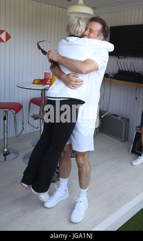 Judy Murray et Anton du Beke sur HSBC court 20 dans la file d'attente de Wimbledon pendant le troisième jour des championnats de Wimbledon au All England Lawn tennis and Croquet Club, Wimbledon. APPUYEZ SUR ASSOCIATION photo. Date de la photo: Mercredi 5 juillet 2017. Voir PA Story TENNIS Wimbledon. Le crédit photo devrait se lire comme suit : Philip Toscano/PA Wire. Banque D'Images