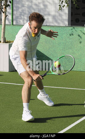 Anton du Beke jouent au tennis sur cour 20 HSBC dans la file d'attente au cours de la troisième journée de Wimbledon du Wimbledon à l'All England Lawn Tennis et croquet Club, Wimbledon. ASSOCIATION DE PRESSE Photo. Photo date : mercredi 5 juillet 2017. Voir l'histoire de Wimbledon TENNIS PA. Crédit photo doit se lire : Philip Toscano/PA Wire. RESTRICTIONS : un usage éditorial uniquement. Pas d'utilisation commerciale sans l'accord préalable écrit de l'. PROFILS TÊTES L'utilisation de l'image fixe seulement - pas d'images en mouvement pour émuler la diffusion. Pas de superposition ou l'enlèvement de parrain/ad logos. Banque D'Images