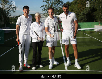 Tim Henman (à gauche), Judy Murray, Anton du Beke et Goran Ivanisevic (droite) sur Cour HSBC 20 dans la file d'attente au cours de la troisième journée de Wimbledon du Wimbledon à l'All England Lawn Tennis et croquet Club, Wimbledon. Banque D'Images