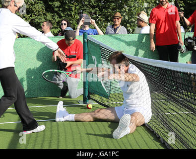 Anton du Beke tombe tout en jouant au tennis sur cour 20 HSBC dans la file d'attente au cours de la troisième journée de Wimbledon du Wimbledon à l'All England Lawn Tennis et croquet Club, Wimbledon. Banque D'Images