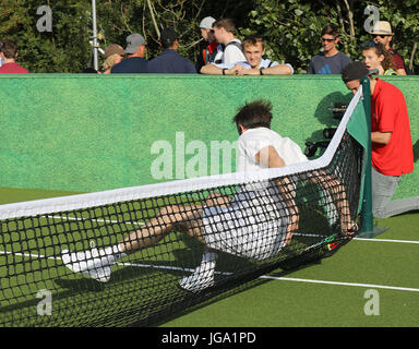 Anton du Beke tombe tout en jouant au tennis sur cour 20 HSBC dans la file d'attente au cours de la troisième journée de Wimbledon du Wimbledon à l'All England Lawn Tennis et croquet Club, Wimbledon. Banque D'Images