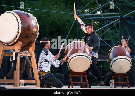 Virtuoses du tambour japonais pendant le spectacle au festival de tambour de Matsumoto. Matsumoto Taiko Matsuri. Le Japon Banque D'Images