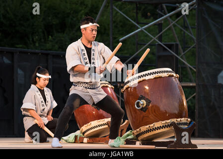 Virtuoses du tambour japonais pendant le spectacle au festival de tambour de Matsumoto. Matsumoto Taiko Matsuri. Le Japon Banque D'Images