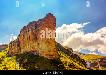 Afrique du Sud panoramique pittoresque parc national de Golden Gate - paysage nature impressionnante avec golden landmark de red rock et de ciel bleu et nuages Banque D'Images