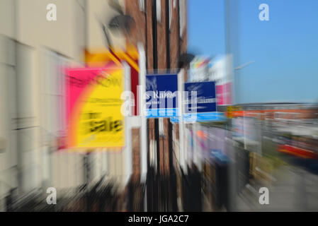 Image conceptuel montrant maison à vendre signes par de nouvelles maisons montrant circulation dans le marché du logement Selby yorkshire royaume uni Banque D'Images