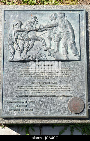 Une plaque commémorant la réunion des soldats soviétiques et américains à l'Elbe près de Torgau en Allemagne, en 1945. Photographié au Musée de th Banque D'Images