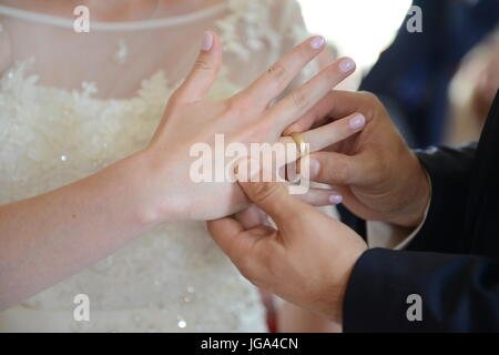 L'échange des anneaux de mariage dans l'église Banque D'Images