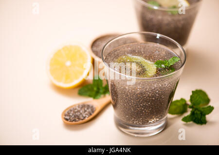 Focus sélectif de chia seeds boire avec de l'eau en verre transparent avec la mélisse. Banque D'Images