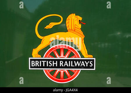 British Railways logo sur l'offre d'un grand Western Railway (GWR) 6959 Class 4-6-0 locomotive à vapeur, East Lancashire Railway, Bury, Manchester, UK Banque D'Images