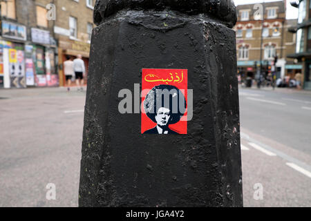 Avec lits jumeaux KRAY UNE COIFFURE AFRO autocollant sur un lampadaire en Redchurch Spitalfields, Shoreditch, Tower Hamlets, East London E2 UK KATHY DEWITT Banque D'Images