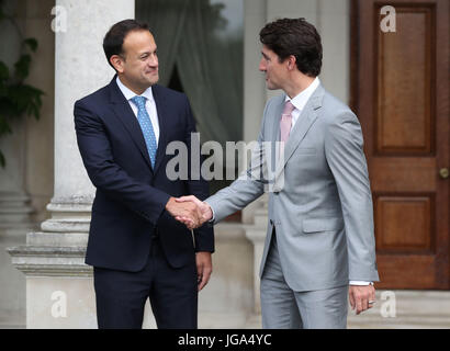 Le premier ministre du Canada, Justin Trudeau (à droite) est accueilli à Farmleigh House à Dublin par le Taoiseach Irlandais Leo Varadkar. Banque D'Images