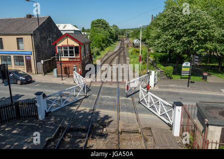 Le signal fort et un passage à niveau (barrières à l'opération), sur l'East Lancashire Railway à Ramsbottom, Greater Manchester, UK. Banque D'Images