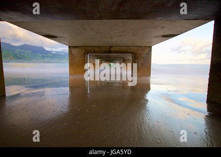 Point de vue sur la jetée de Hanalei en dessous de l'île hawaïenne de Kauai tôt le matin Banque D'Images