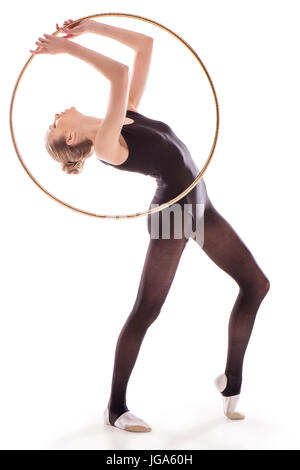 Jeunes de la sportive en danseur exerçant avec hoop isolated on white Banque D'Images