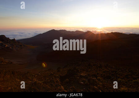 Lever de soleil spectaculaire sur le cratère de Haleakala à l'île hawaïenne de maui Banque D'Images